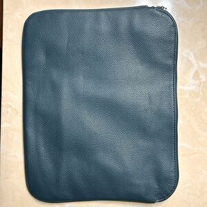 Jewell by Thirty-One padded laptop sleeve